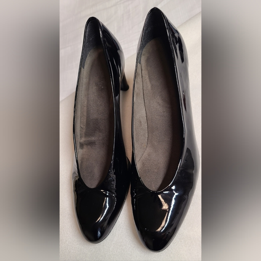 Stuart Weitzman Patent Classic Round Toe Block He… - image 1